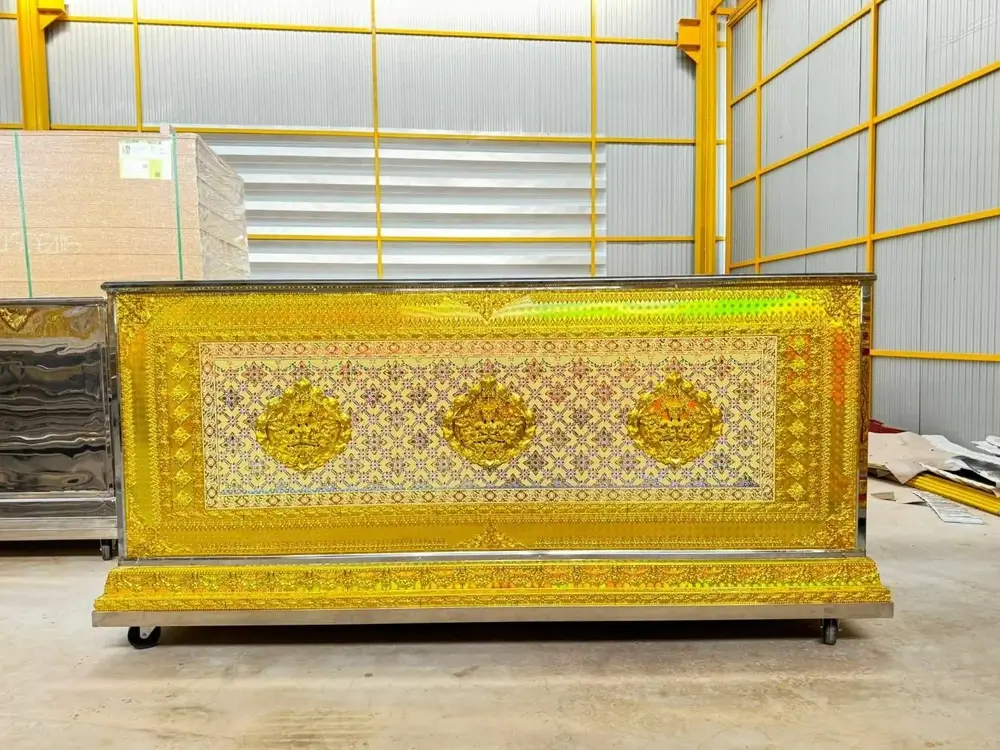 บริการเช่าโลงเย็น ลายไทยประดับทองสวยงาม - suwancoffin