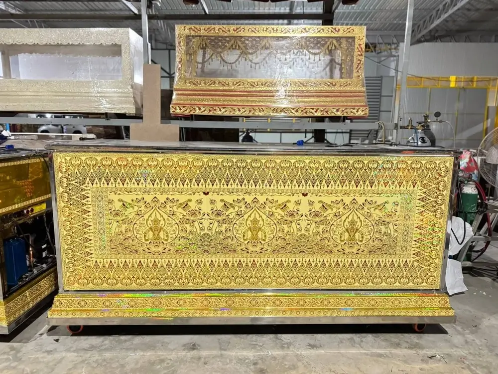 บริการเช่าโลงเย็น ลายไทยประดับทองสวยงาม - suwancoffin