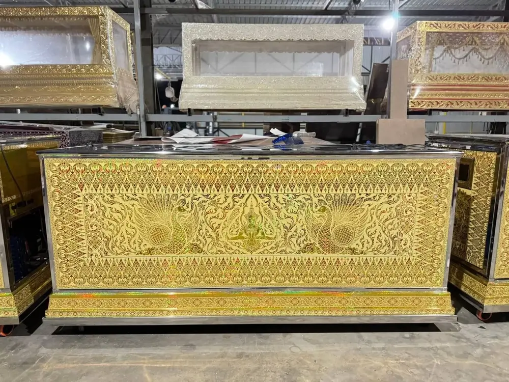 บริการเช่าโลงเย็น ลายไทยประดับทองสวยงาม - suwancoffin