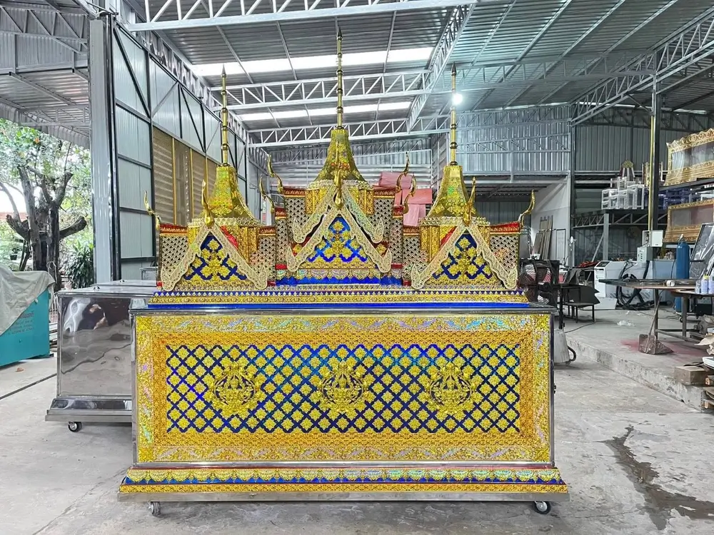 บริการเช่าโลงเย็น ลายไทยประดับทองสวยงาม คุณภาพดี - suwancoffin