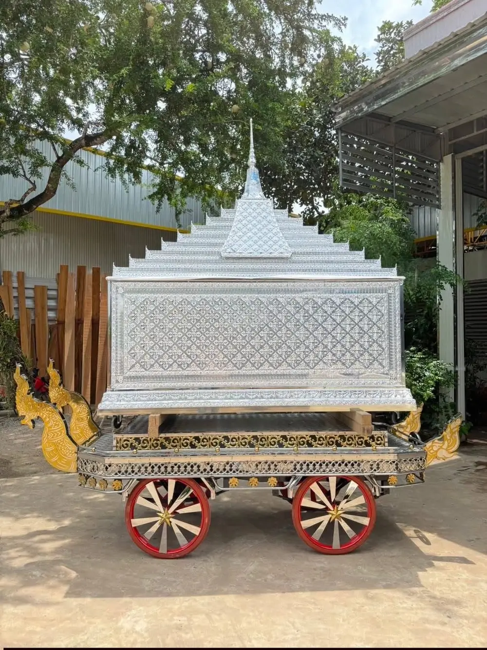 บริการเช่าโลงเย็นทรงปราสาท พร้อมรถเข็นพิธีศพ - suwancoffin