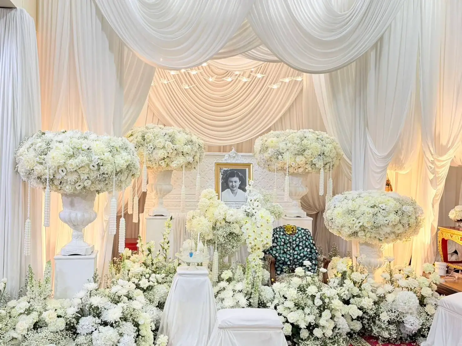premium-coffin-with-flower-package (1)