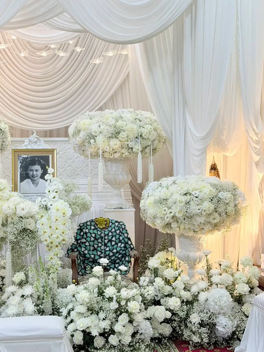 premium-coffin-with-flower-package (2)