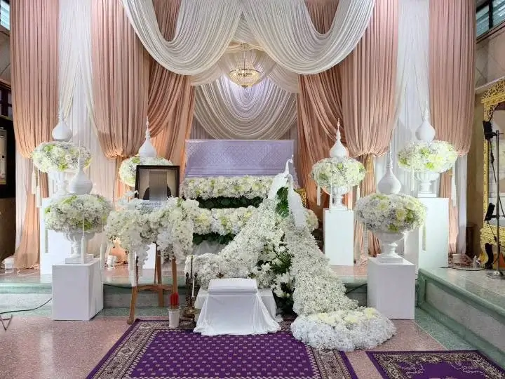 premium-coffin-with-flower-package