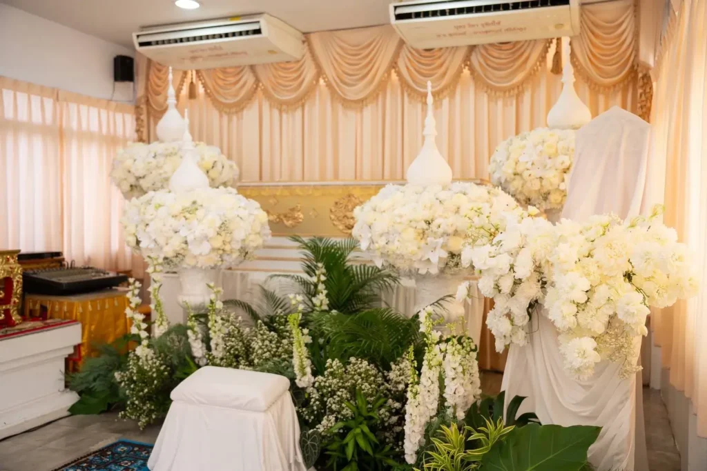 เตรียมหีบศพ ดอกไม้ และการเคลื่อนย้ายศพ